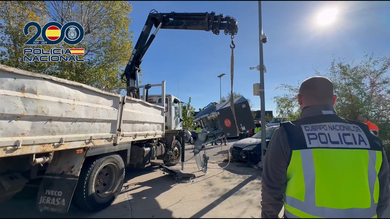 Robaban cajeros automáticos arrancándolos con camiones-grúas