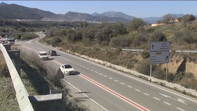 Una línea roja sobre el asfalto para tratar de reducir la elevada accidentalidad en la A-355 en Coín (Málaga)