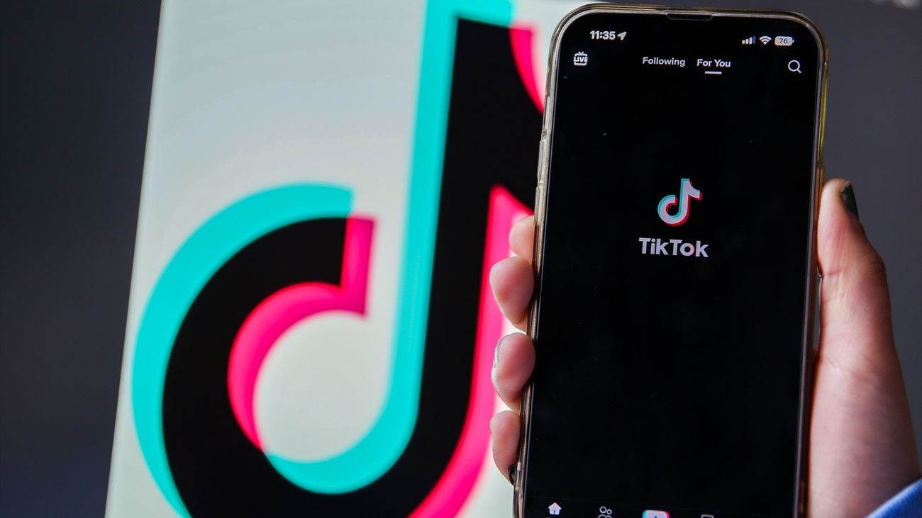 Aplicación de TikTok en un móvil