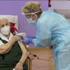 Araceli, la primera mujer que recibió la vacuna contra la covid en España, cumple 100 años