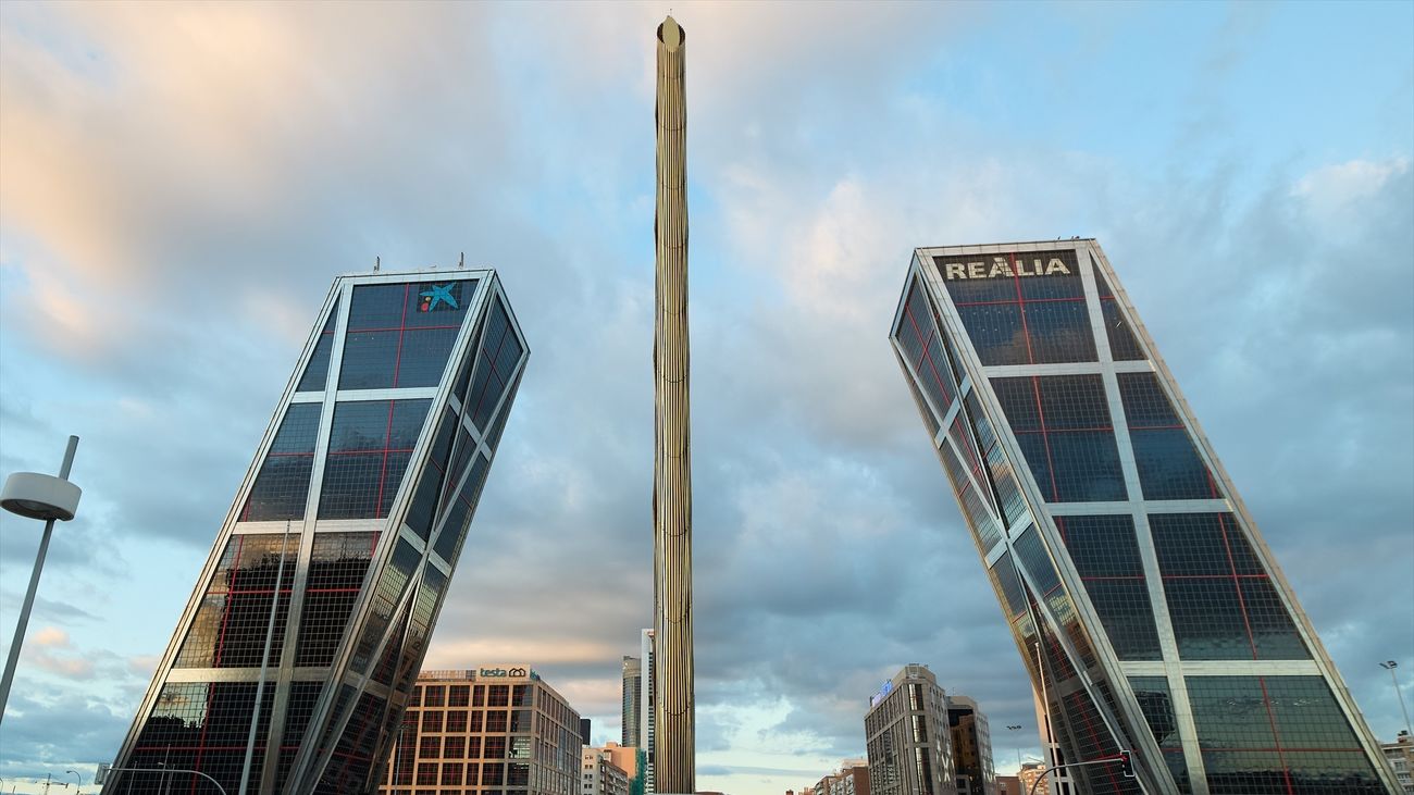El obelisco de Calatrava en la Plaza de Castilla de Madrid