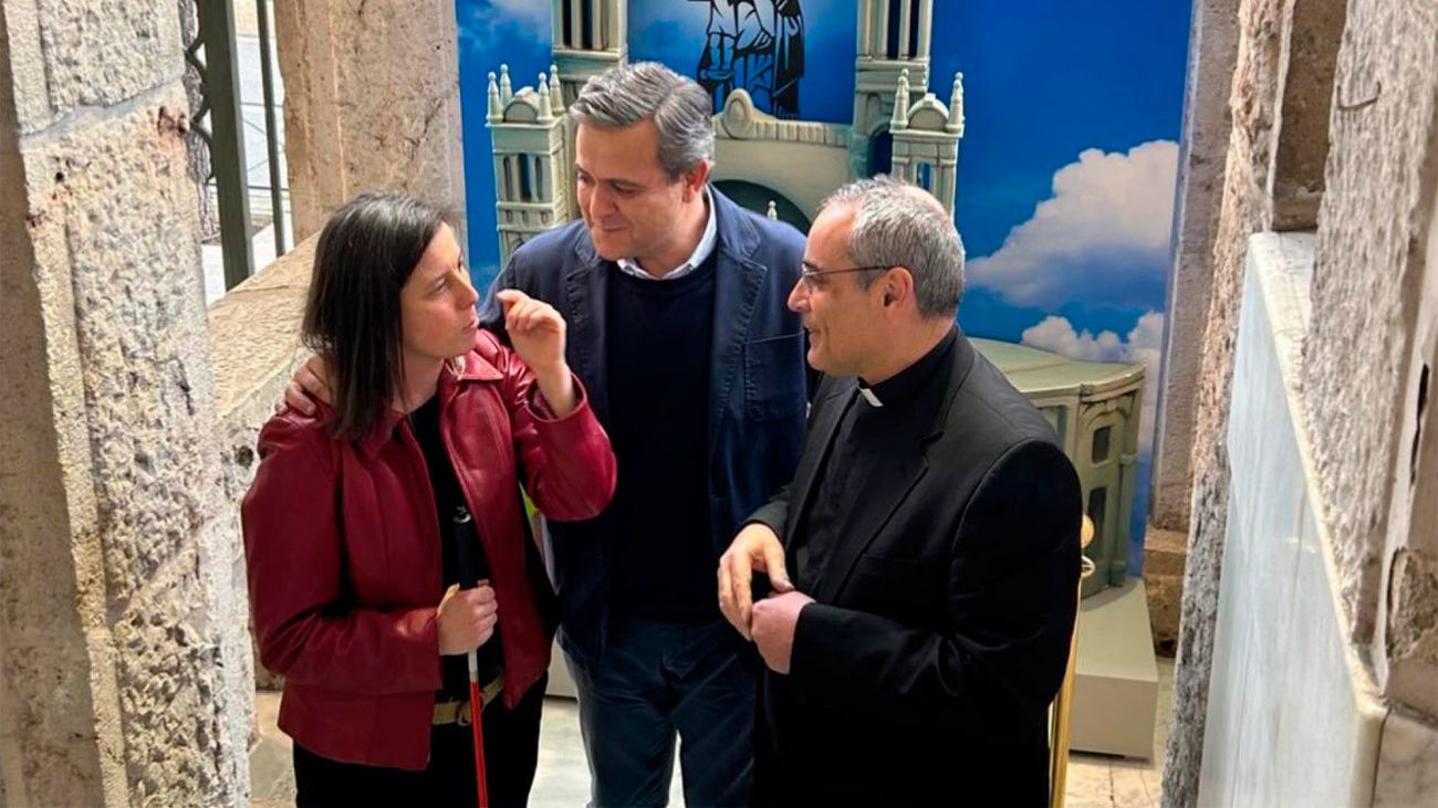 Raquel Alba, Jorge Rodrigo Domínguez e Iñaki Gallego ante la maqueta