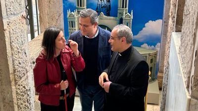 La Comunidad entrega a la parroquia de Maudes una maqueta para que sus feligreses sordociegos la conozcan de forma táctil