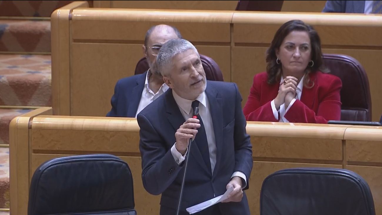 El PP pregunta a Marlaska si va a hacer “homenajes” a narcos y éste recuerda la foto de Feijóo y Dorado