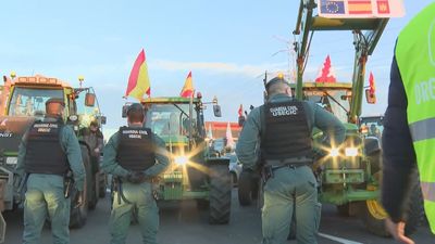 "Nos han tendido una trampa", la Guardia Civil limita el paso de tractores a Madrid