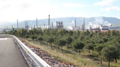 La facturación industrial cayó en España un 1,9% en 2023 y la de servicios subió un 2,4%