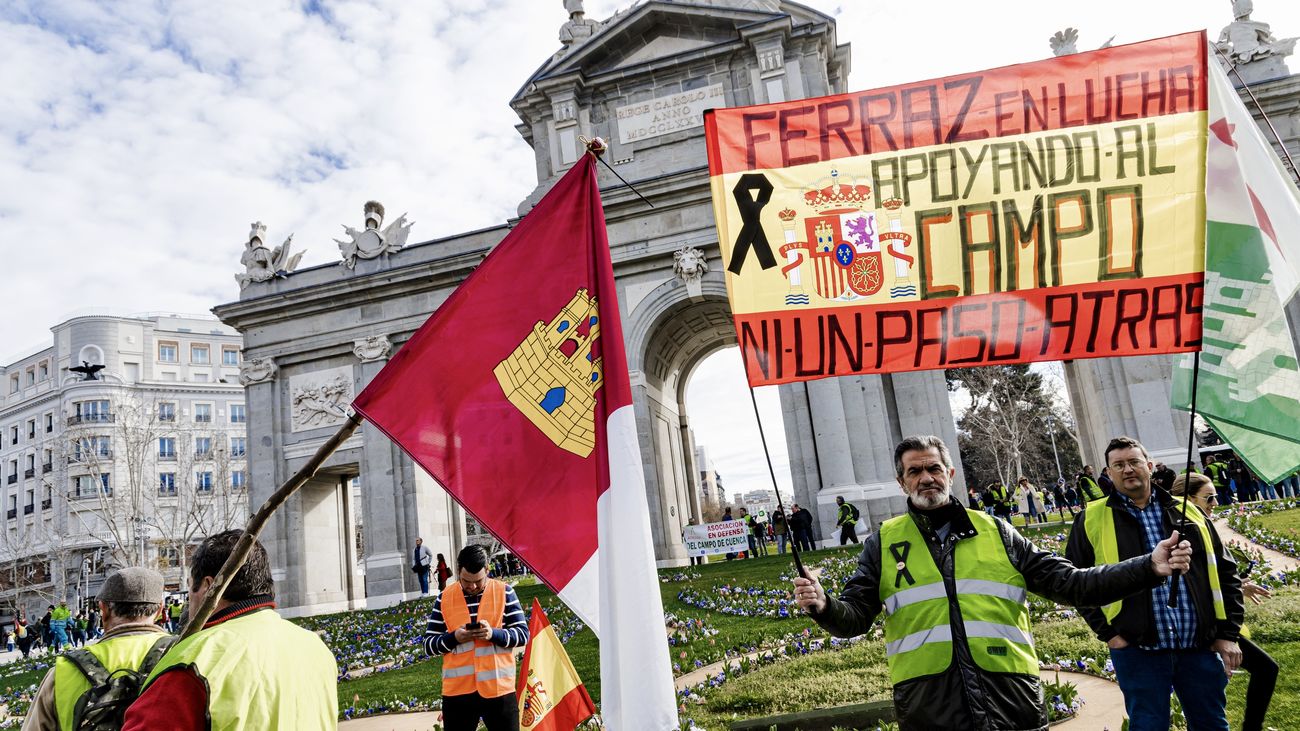 Cientos de agricultores se concentran en la Puerta de Alcalá