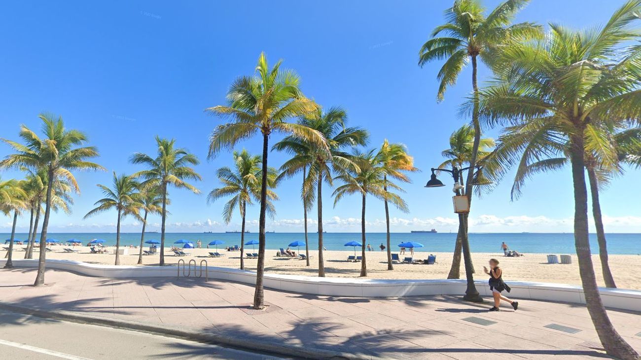 La arena de una playa 'se traga' a dos niños mientras jugaban y cavaban un hoyo