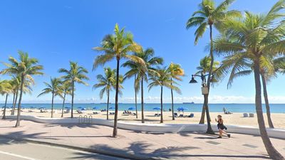 La arena de una playa 'se traga' a dos niños mientras jugaban y cavaban un hoyo