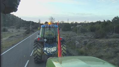 La tractorada hacia Madrid avanza con retraso e indignación por el cambio de condiciones de la Delegación del Gobierno