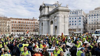 Cientos de agricultores protestan ante el Ministerio de Agricultura y bloquean el centro de Madrid