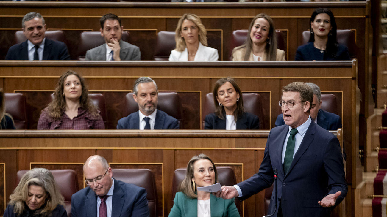Feijóo reta a Sánchez a explicar el revés del PSOE en Galicia y el presidente le ataca por su "confesión" con la amnistía
