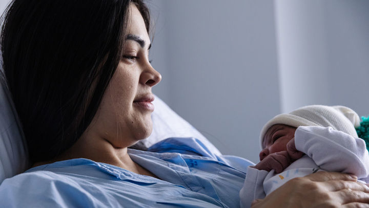 María Liz  con su hijo Erik, el primer bebé nacido en 2024 en Madrid, en el Hospital Universitario La Paz