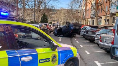 Un vehículo vuelca en la calle Puentedeume de Alcorcón
