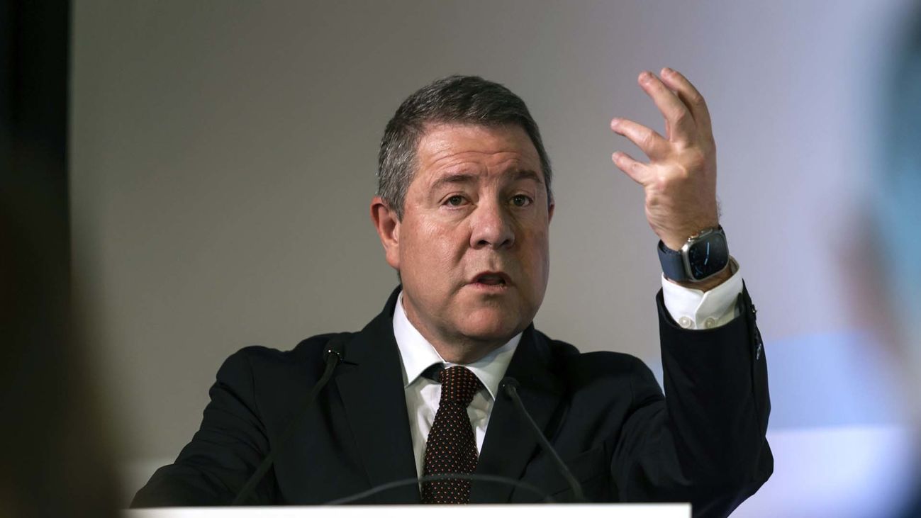 García-Page responde a Montero que la camiseta del PSOE no es una "camisa de fuerza"