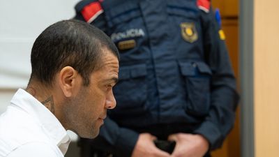 Dani Alves, condenado a 4 años y medio de cárcel por violar a una joven en Barcelona