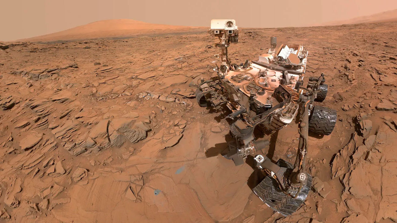 El rover Curiosity de la NASA en el monte Sharp de la Luna