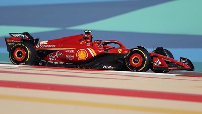 Carlos Sainz manda en el segundo día de test en Baréin