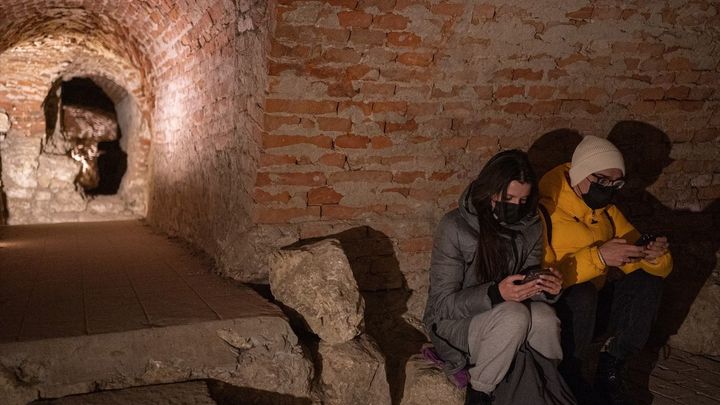Dos personas descansan en la cripta de una iglesia que ahora se usa como refugio, Ucrania / EUROPA PRESS