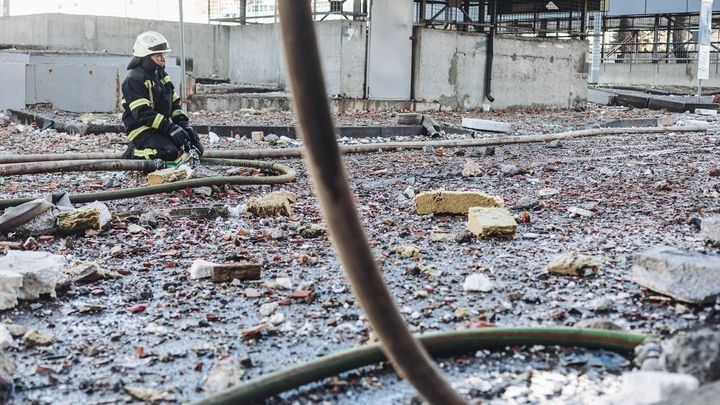 Un bombero desolado en las inmediaciones de un edificio civil bombardeado, en una zona residencial, a 26 de febrero de 2022, en Kiev / EUROPA PRESS