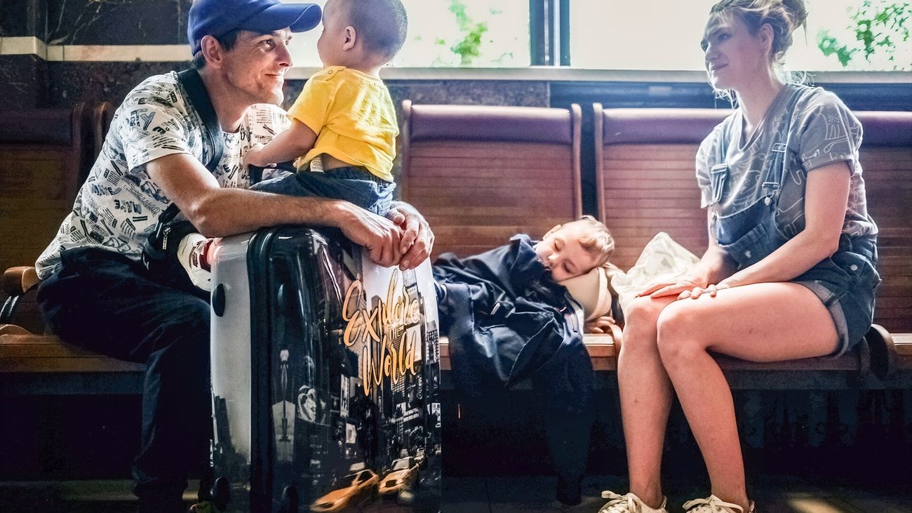 Una familia busca refugio en la estación de tren de Lviv, Donbass, Ucrania