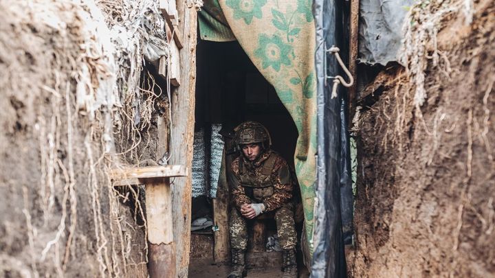 Un soldado del ejército ucraniano toma un descanso en el interior de una trinchera en el frente de Niu York, a 22 de febrero de 2022, Niu York, Oblast de Donetsk (Ucrania) / EUROPA PRESS