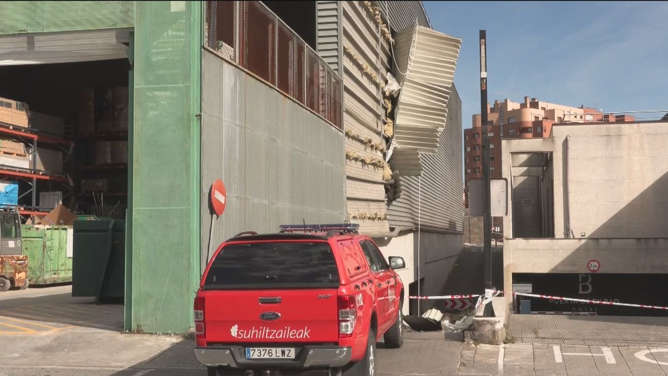 El viento arranca parte de la fachada de un edificio en Baracaldo