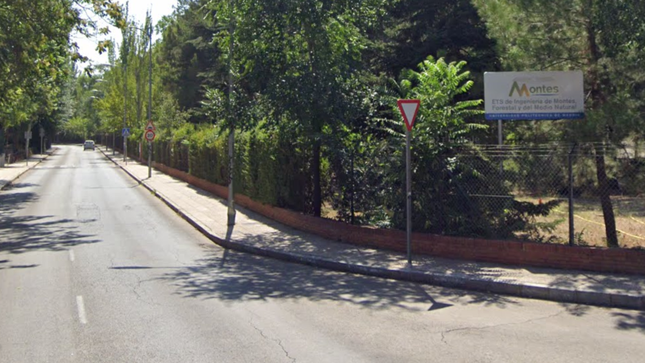 La actual Avenida de las Moreras con la entrada a la Escuela de Ingenieros de Montes