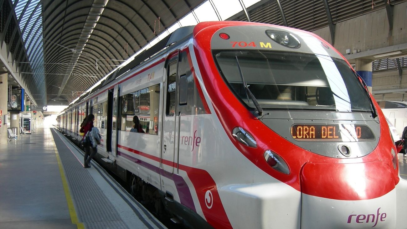 Un tren de Cercanías en la estación de Santa Justa, es Sevilla