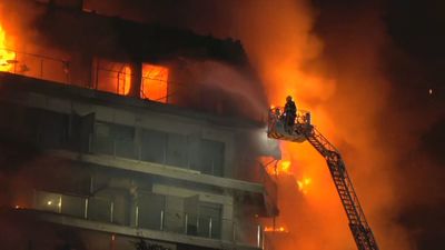 Un incendio arrasa un edificio de 14 pisos en Valencia