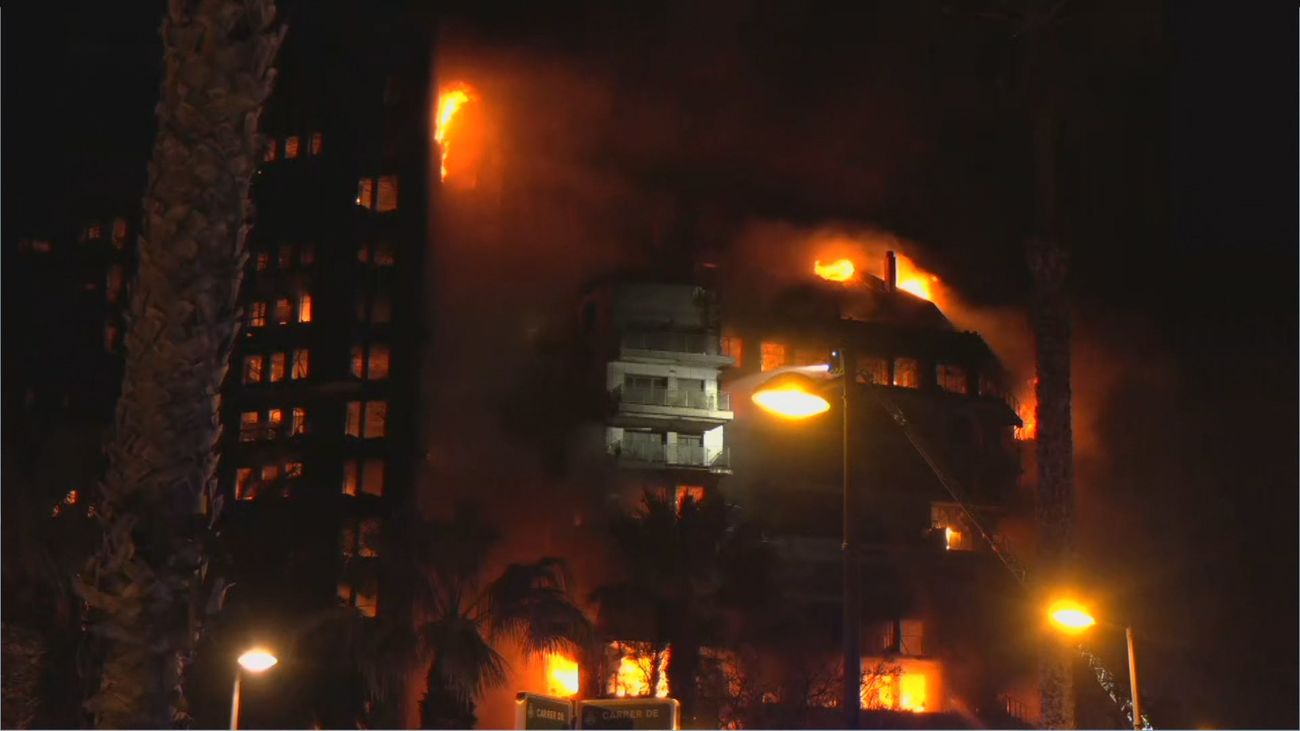 Testigo del incendio de Valencia: "Era una locura cómo estaba saltando la gente desde los balcones"