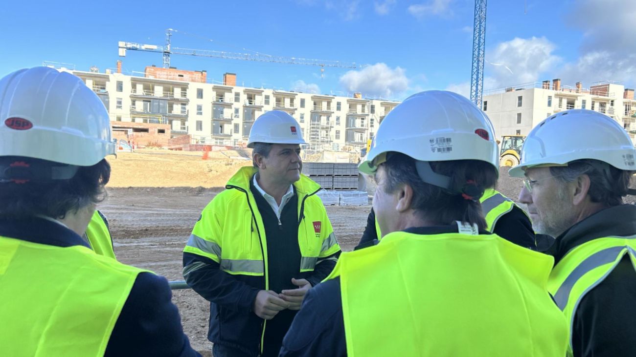 El consejero de Vivienda, Jorge Rodrigo, visita unos edificios en construcción en Tres Cantos