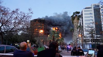 El Gobierno declara zona catastrófica el edificio incendiado en Valencia y otorga las Medallas al Mérito de Protección Civil