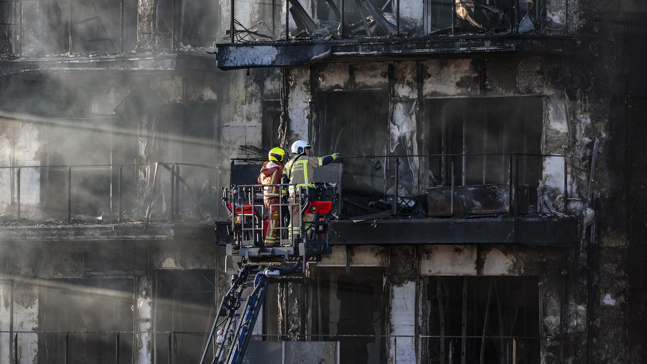 Bomberos inspeccionan el edificio incendiado en Valencia