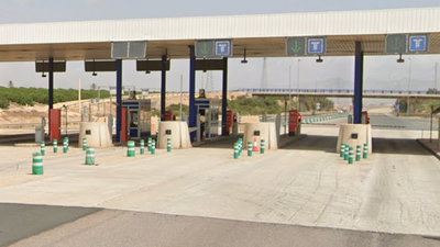 Muere al estrellarse contra un peaje en la AP-7, en Almería