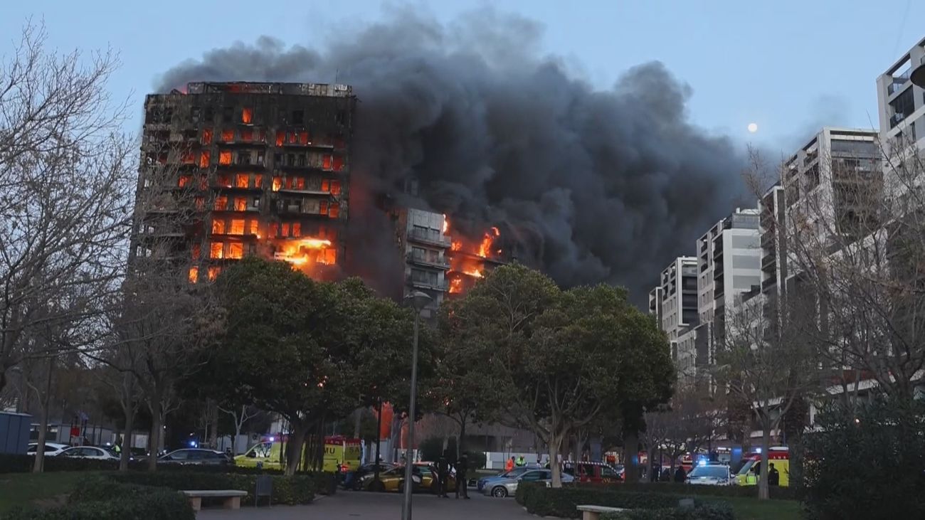 Las claves para entender cómo el fuego puede devorar tan rápido un edificio de 14 plantas