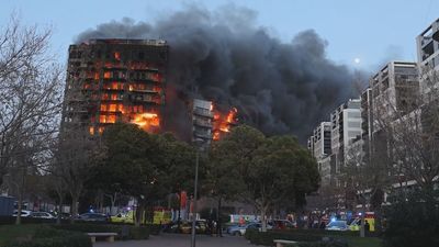 Las claves para entender cómo el fuego puede devorar tan rápido un edificio de 14 plantas
