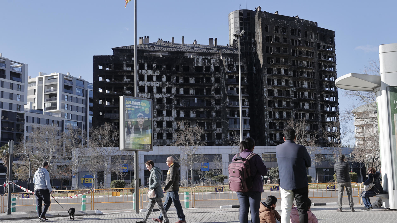 Se elevan a 10 los muertos en el edificio incendiado  en Valencia