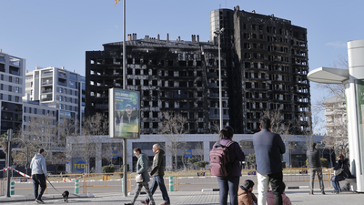 Se elevan a 10 los muertos en el edificio incendiado  en Valencia