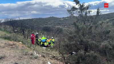 Dos motoristas en estado crítico tras caer por un talud en El Vellón