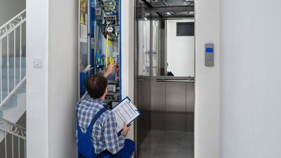 La Comunidad de Madrid destinó 52 millones en 2023 para la instalación de ascensores en edificios residenciales