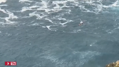 Rescatan a un menor y buscan a un adulto desaparecido al caer al mar en Tenerife