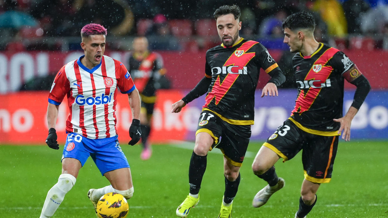 Yan Couto juega un balón ante Unai López y Óscar Valentín en el Girona-Rayo Vallecano de LaLiga