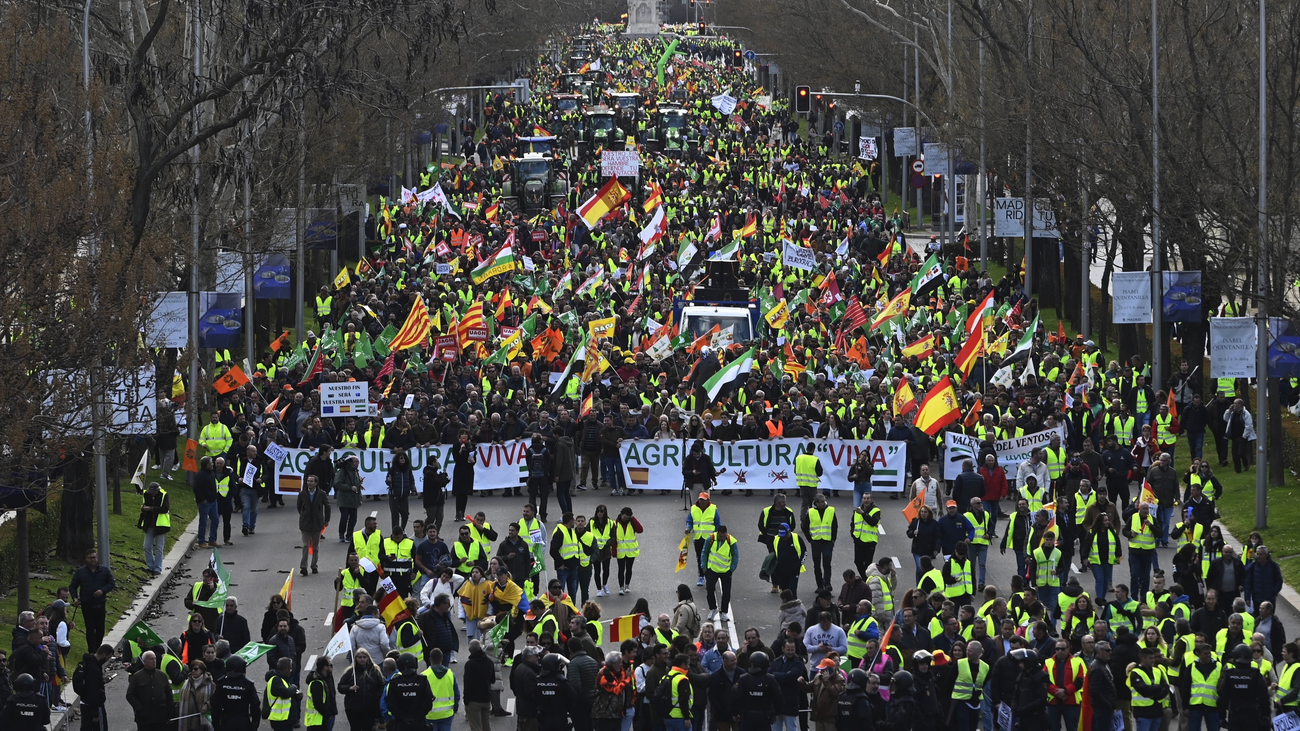 Miles de agricultores y un centenar de tractores vuelven a tomar el centro de Madrid