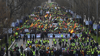 Miles de agricultores y un centenar de tractores vuelven a tomar el centro de Madrid