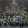 Miles de agricultores y un centenar de tractores vuelven a tomar el centro de Madrid