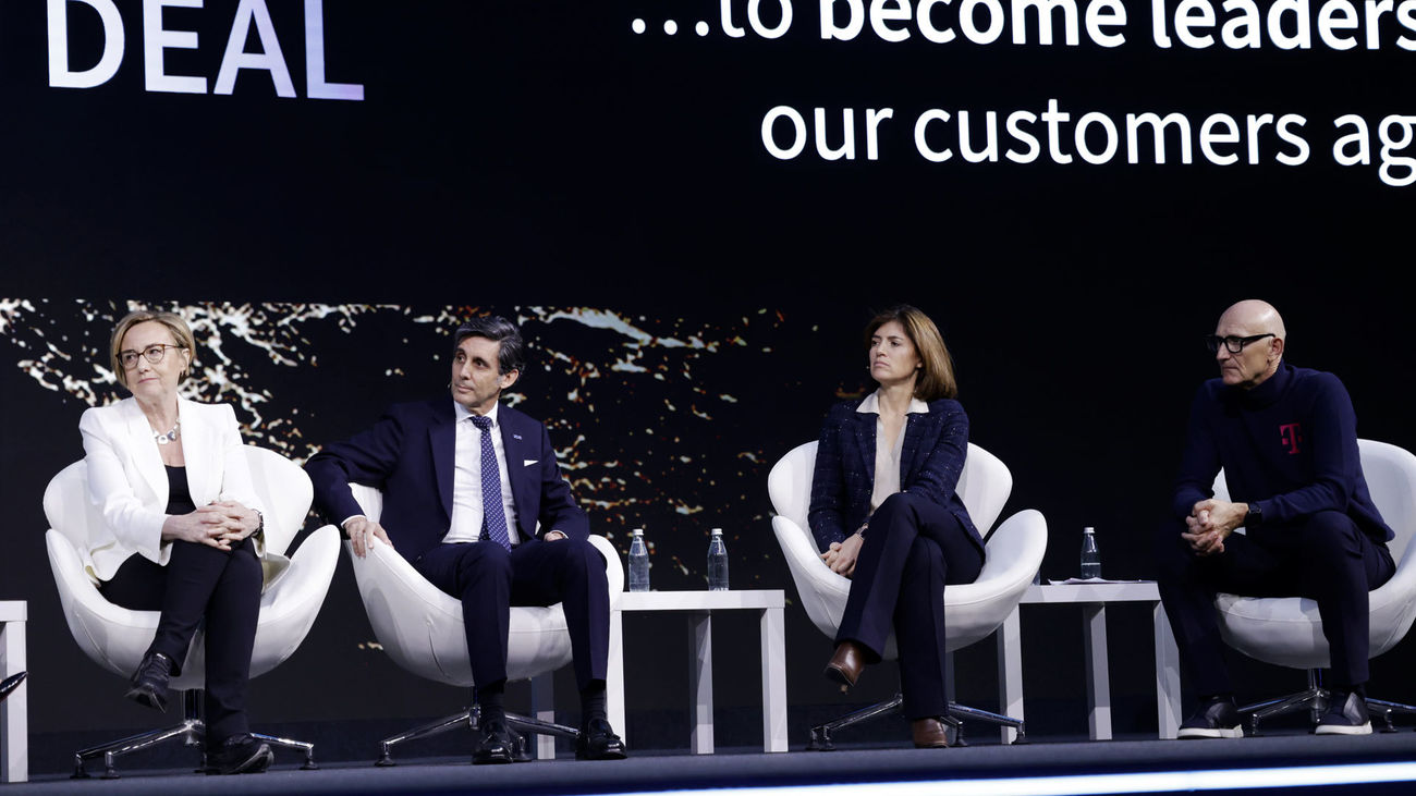 Margherita della Valle, José María Álvarez-Pallete, Christel Heydemann y Tim Höttges, en el Mobile World Congress (MWC) 2024