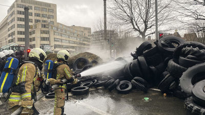 Barricadas, quema de neumáticos y cargas policiales en la protesta de los agricultores en Bruselas