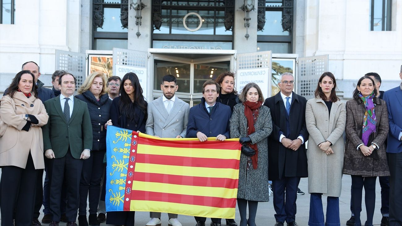 Cibeles guarda un minuto de silencio por las víctimas del incendio en Valencia
