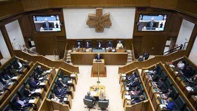 Urkullu firma el decreto por el que se disuelve el Parlamento vasco y se convocan elecciones para el 21 de abril